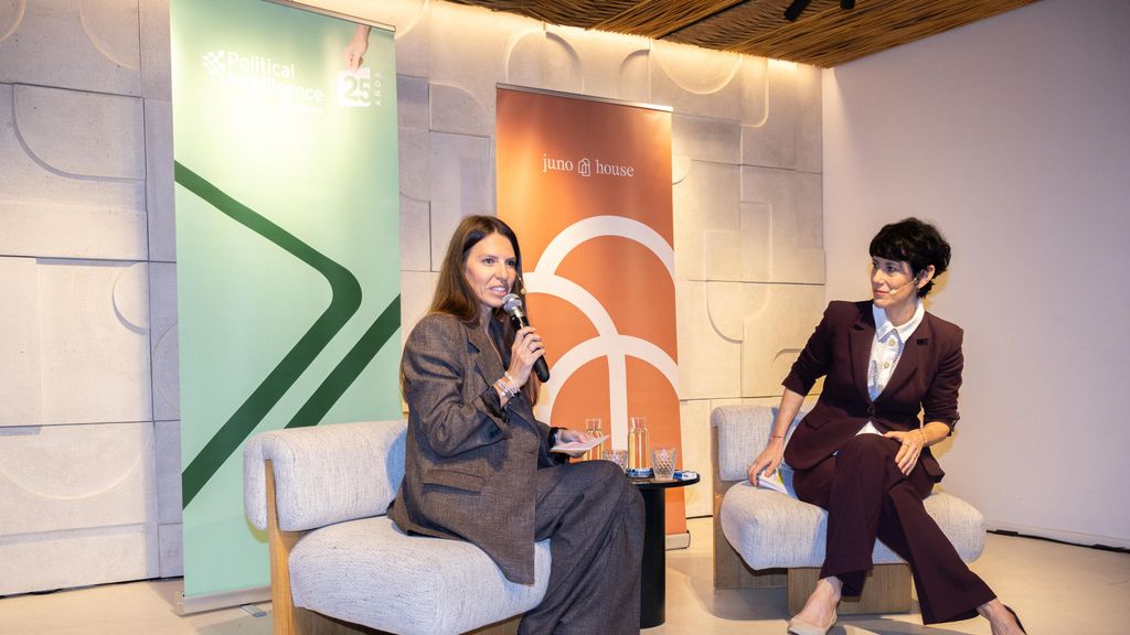 La ministra de Inclusión, Seguridad Social y Migraciones, Elma Saiz, junto a la directora de Political Intelligence Barcelona, Andra Vasiu, en el encuentro celebrado en Juno House