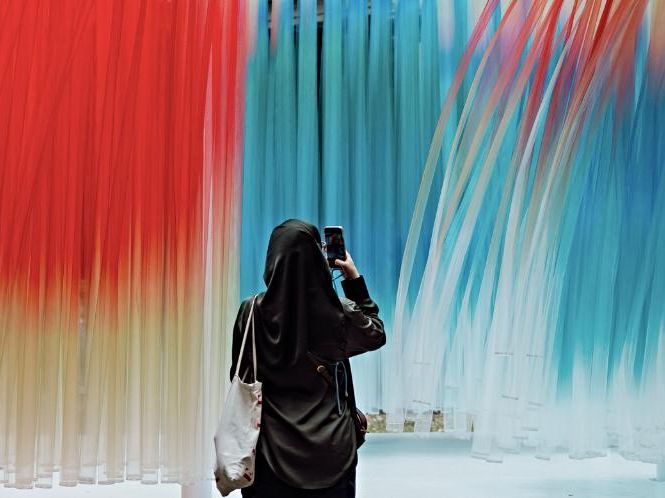 Visitant en una mostra de Fuorisalone