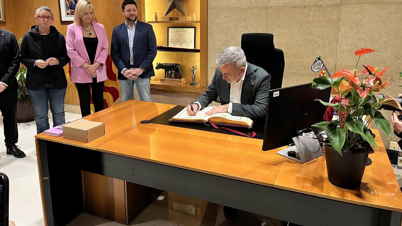 El alcalde de Barcelona firma el libro de honor de Tarragona.
