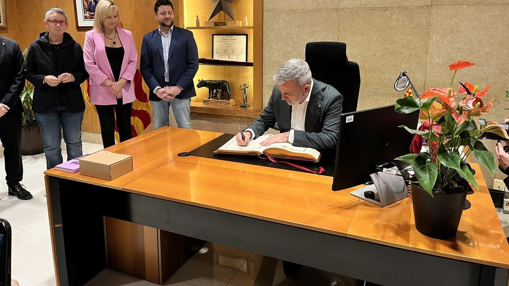 El alcalde de Barcelona firma el libro de honor de Tarragona.