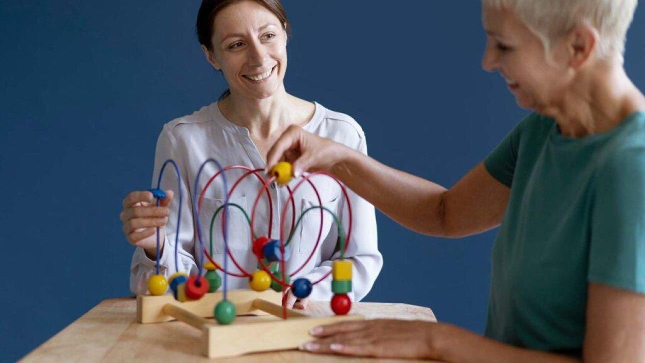 Una psicóloga trabaja con una mujer con autismo