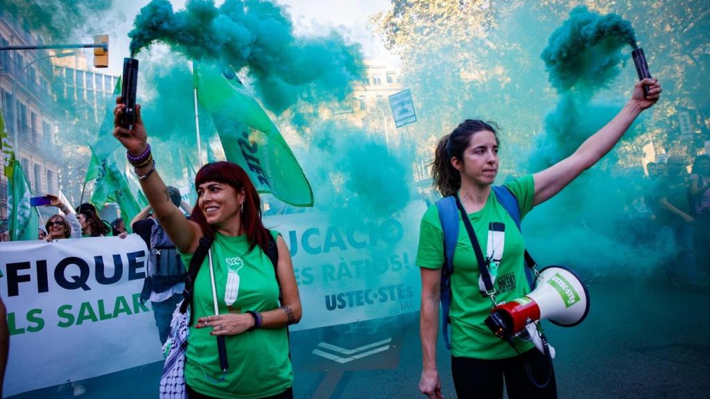 Manifestación de sindicatos educativos Ustec·Stes, Aspepc, CC.OO., CGT y UGT, a 15 de noviembre de 2025, en Barcelona