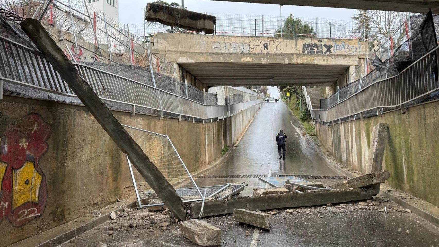 Las obras de Rodalies desploman un puente en una localidad vecina de Barcelona: calles cortadas y tráfico desviado