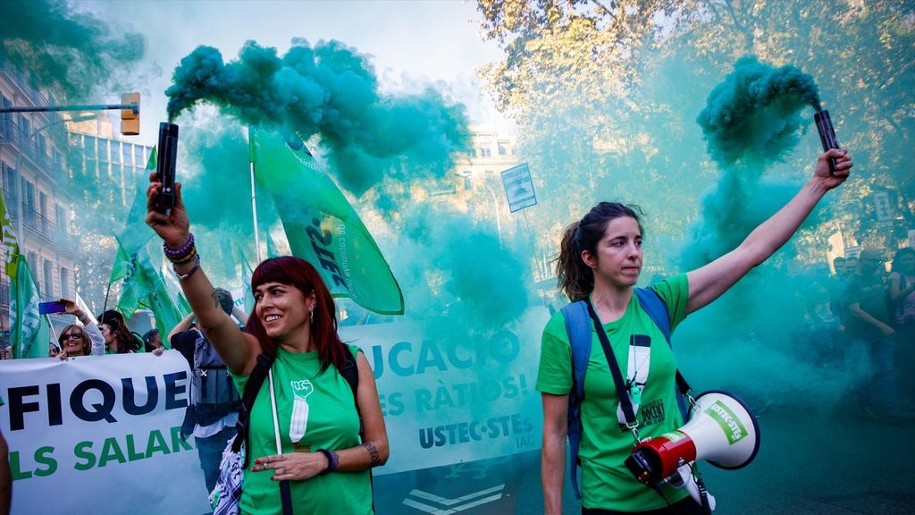 Manifestació de sindicats educatius Ustec·Stes, Aspepc, CC.OO., CGT i UGT, a 15 de novembre de 2025, a Barcelona