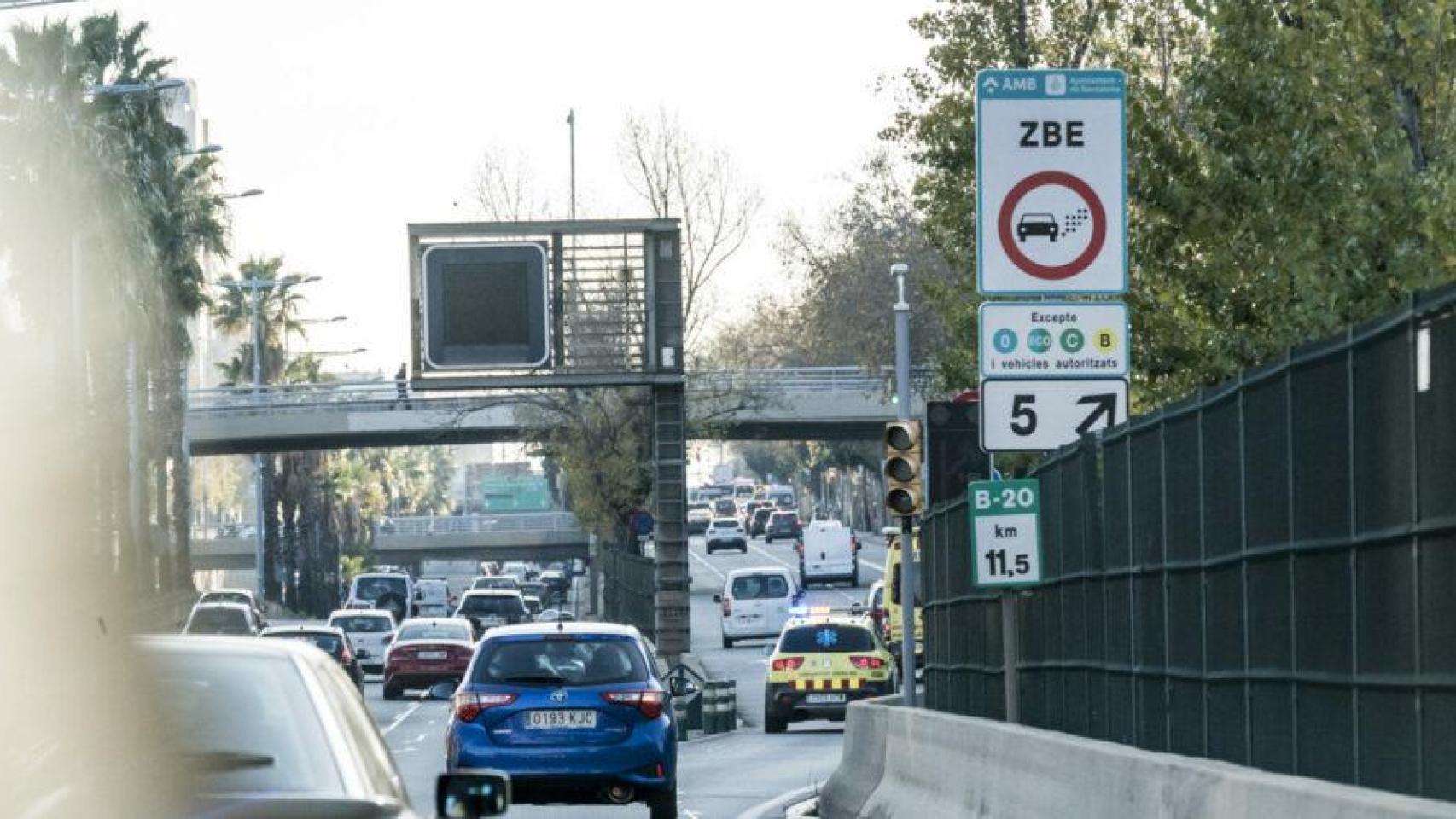 Un cartel de la ZBE de Barcelona en una imagen de archivo