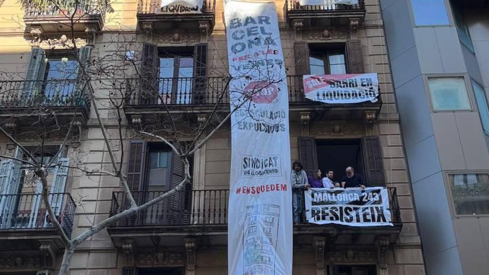 Vecinos de la calle Mallorca de Barcelona cuelgan una pancarta gigante contra la especulación inmobiliaria