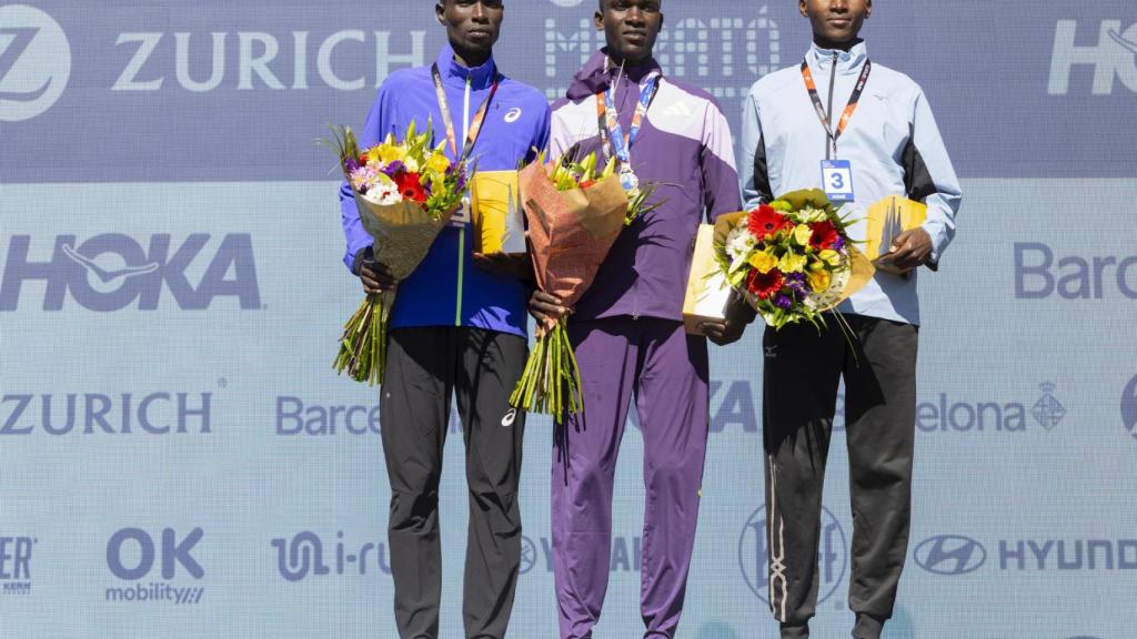 Abel Chelangat (C) , Patrick Kabirech (I) y Jonathan Samanayo (D) en el podio de la Maratón de Barcelona