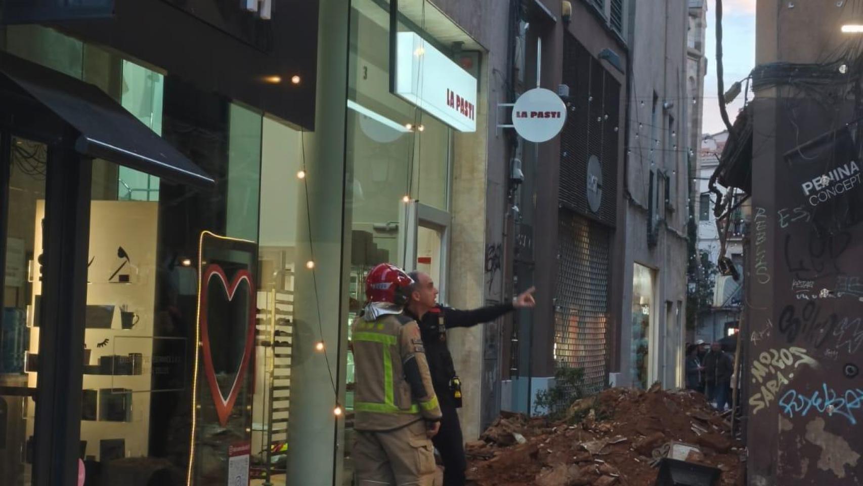 Bomberos trabajando en la zona del desprendimiento en el centro de Sabadell