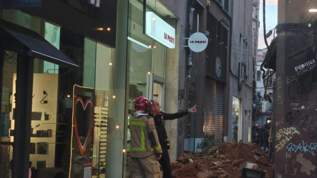 Bomberos trabajando en la zona del desprendimiento en el centro de Sabadell
