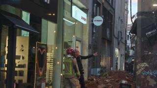 Bomberos trabajando en la zona del desprendimiento en el centro de Sabadell