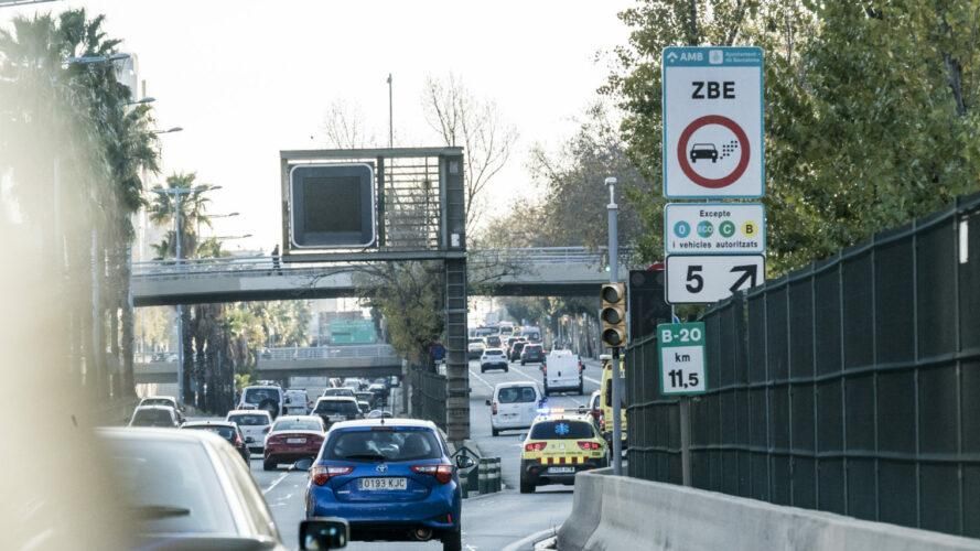 Un cartel de la ZBE de Barcelona en una imagen de archivo