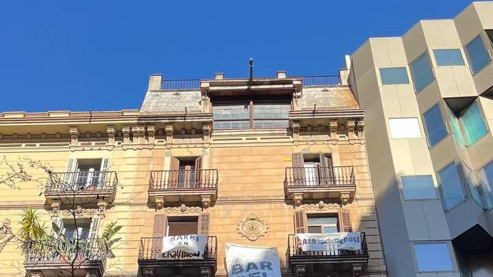 Vecinos de la calle Mallorca de Barcelona cuelgan una pancarta gigante contra la especulación inmobiliaria