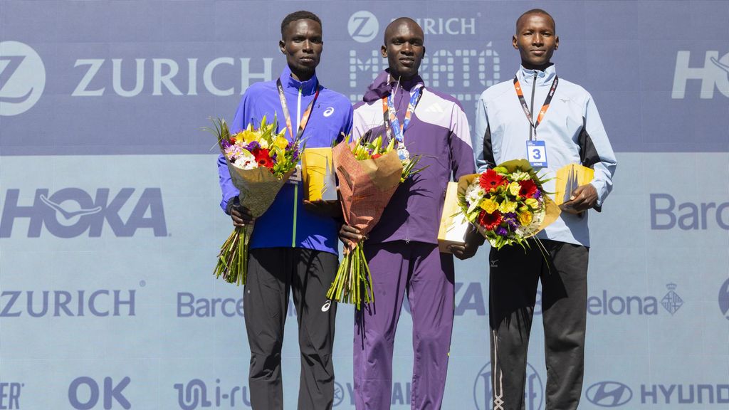 Abel Chelangat (C), Patrick Kabirech (E) i Jonathan Samanayo (D) al podi de la Marató de Barcelona