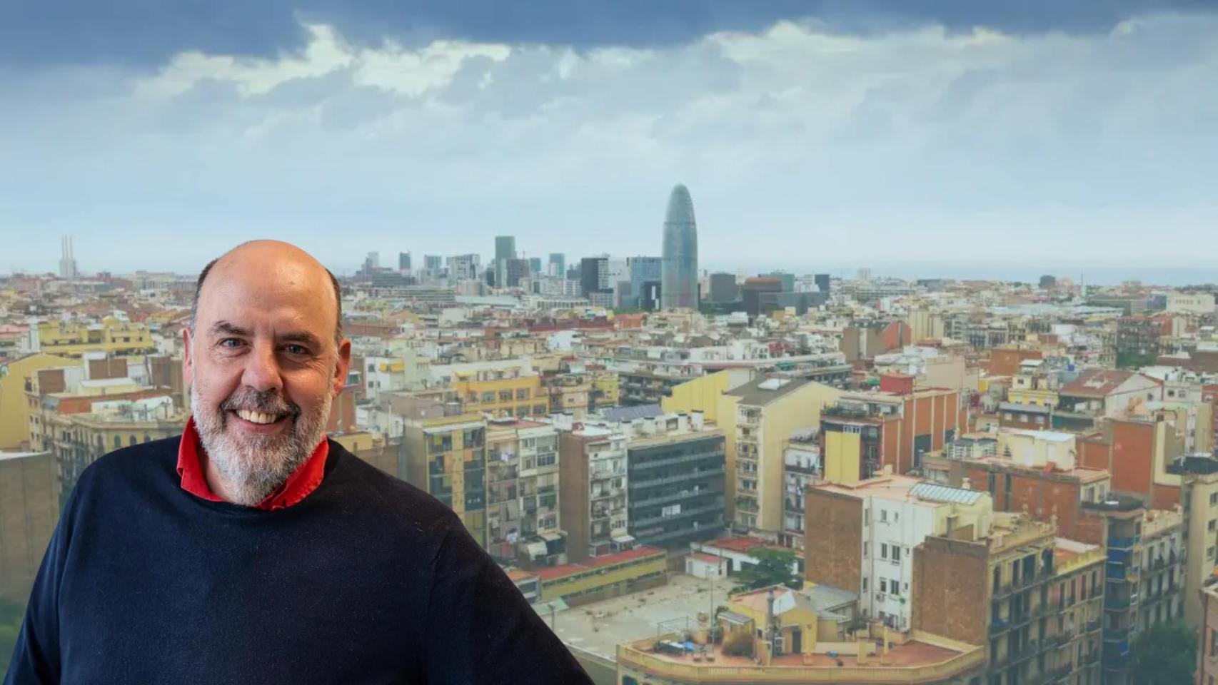Montaje de Jordi Basté con la ciudad de Barcelona de fondo