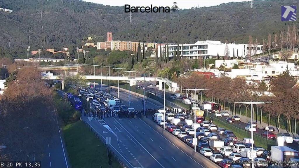 Los profesores cortan las principales vías de acceso a Barcelona