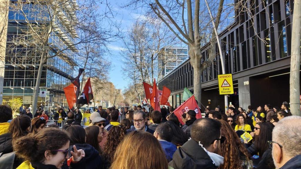 Concentración ante la sede del PSC