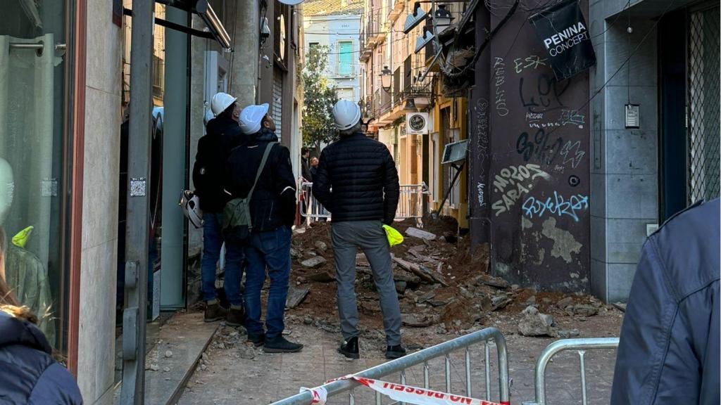 Los técnicos y bomberos analizan la zona afectada en el centro de Sabadell