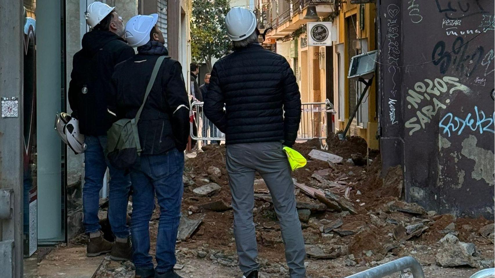Los bomberos inspeccionan la zona afectada en Sabadell