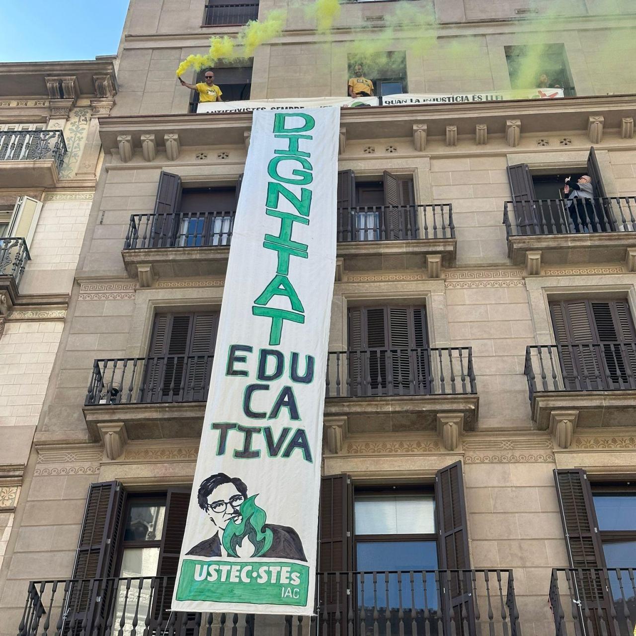 Cartel colgado por USTEC durante la manifestación de docentes