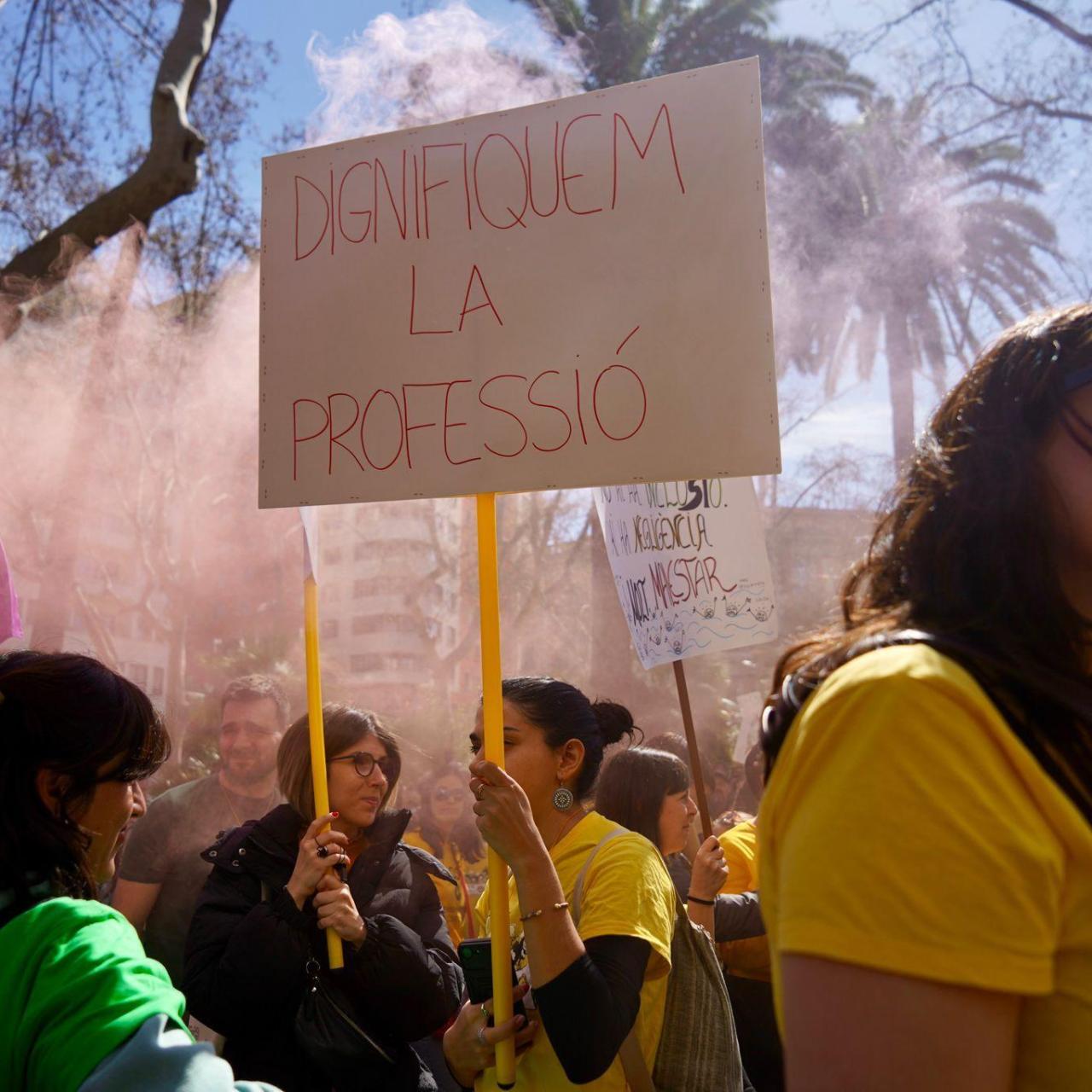 Miles de docentes se manifiestan en el centro de Barcelona para exigir mejoras laborales