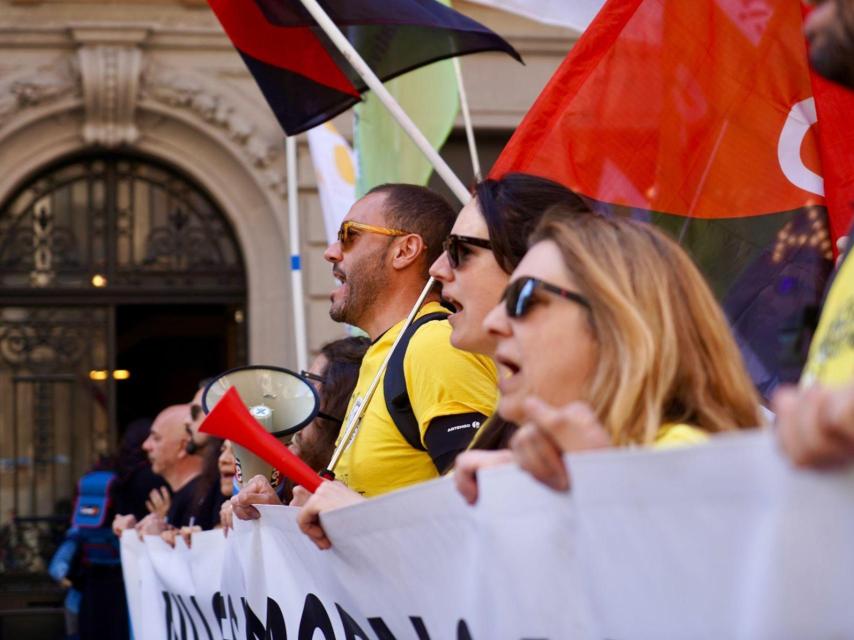 Miles de docentes se manifiestan en el centro de Barcelona para exigir mejoras laborales