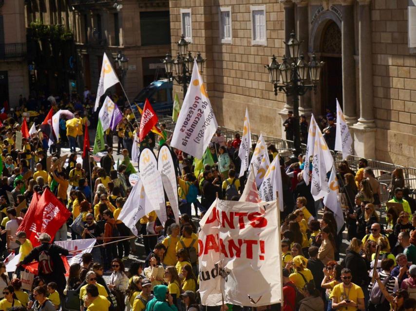 Miles de docentes se manifiestan en el centro de Barcelona para exigir mejoras laborales