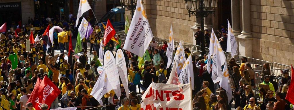 Miles de docentes se manifiestan en el centro de Barcelona para exigir mejoras laborales