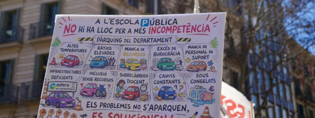 Miles de docentes se manifiestan en el centro de Barcelona para exigir mejoras laborales