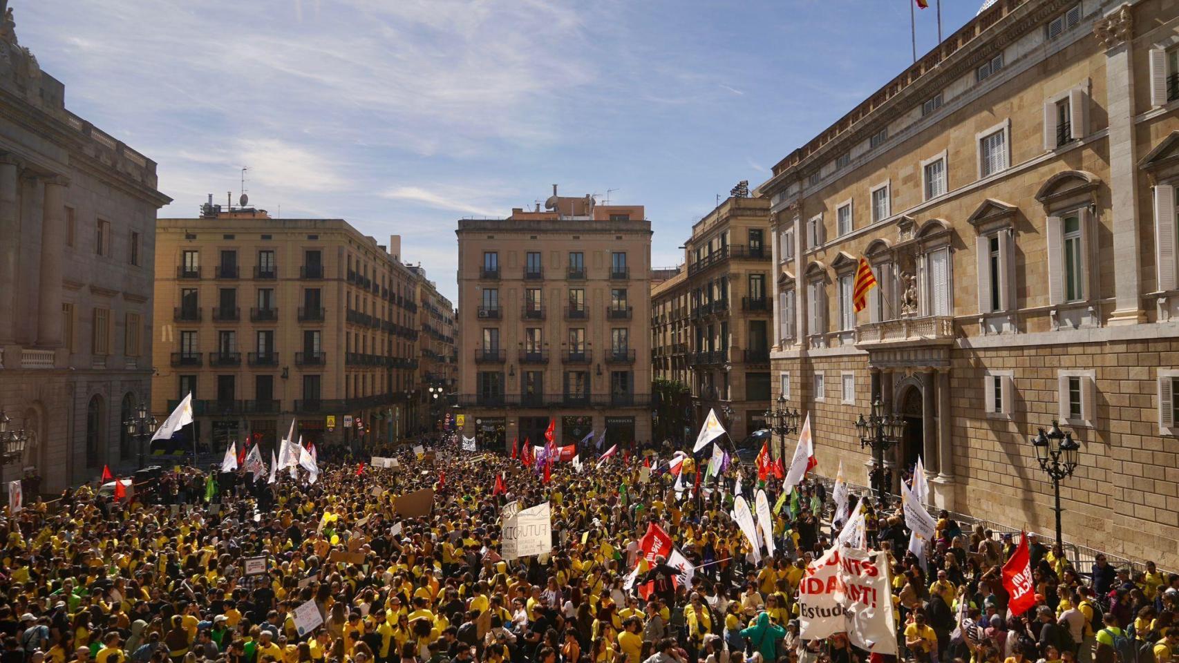 Miles de docentes se manifiestan en el centro de Barcelona para exigir mejoras laborales