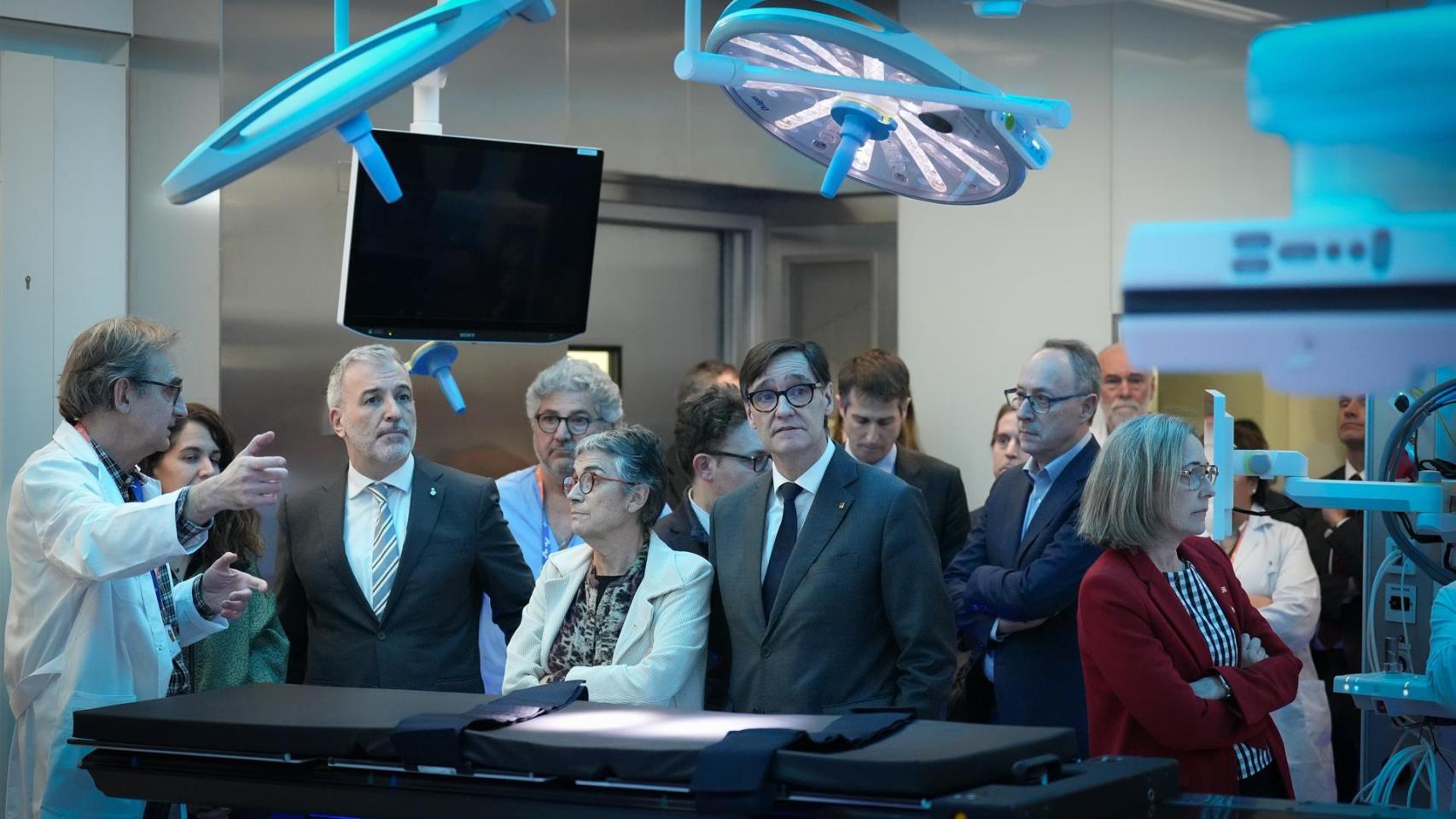 El president de la Generalitat de Catalunya, Salvador Illa (3d); el alcalde de Barcelona, Jaume Collboni (2i); la consellera de Salud de la Generalitat de Catalunya, Olga Pané (3i), y la presidenta del consorcio del hospital, Marga Esteve (1d).