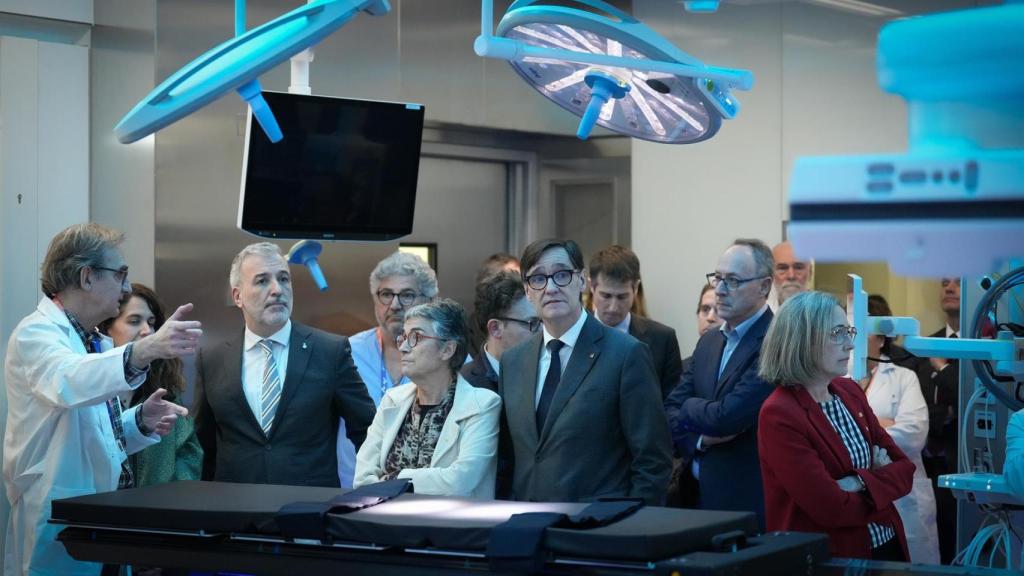 El president de la Generalitat de Catalunya, Salvador Illa (3d); el alcalde de Barcelona, Jaume Collboni (2i); la consellera de Salud de la Generalitat de Catalunya, Olga Pané (3i), y la presidenta del consorcio del hospital, Marga Esteve (1d).