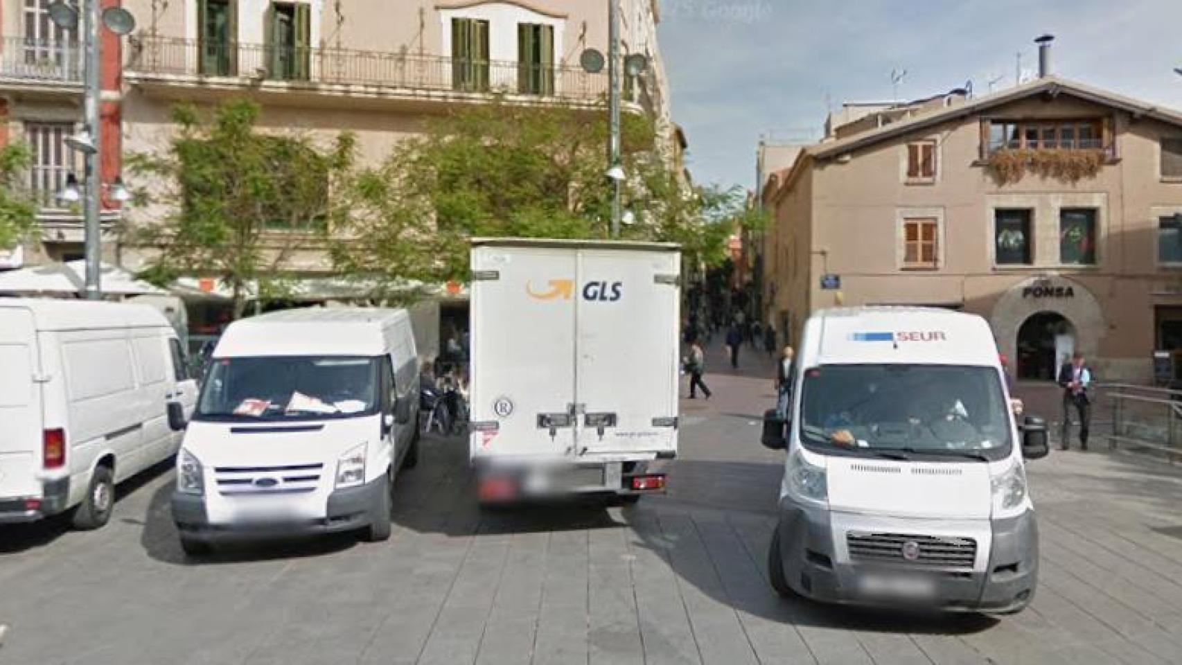 Coches en plena Plaça Vella de Terrassa en una imagen de archivo