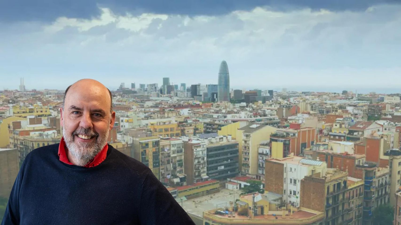 Montaje de Jordi Basté con la ciudad de Barcelona de fondo