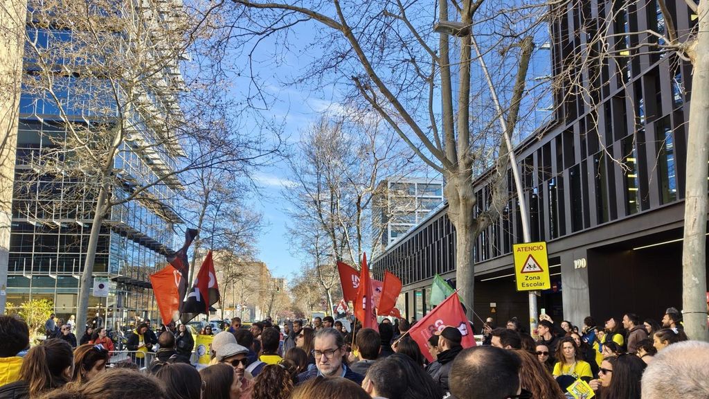 Concentración ante la sede del PSC