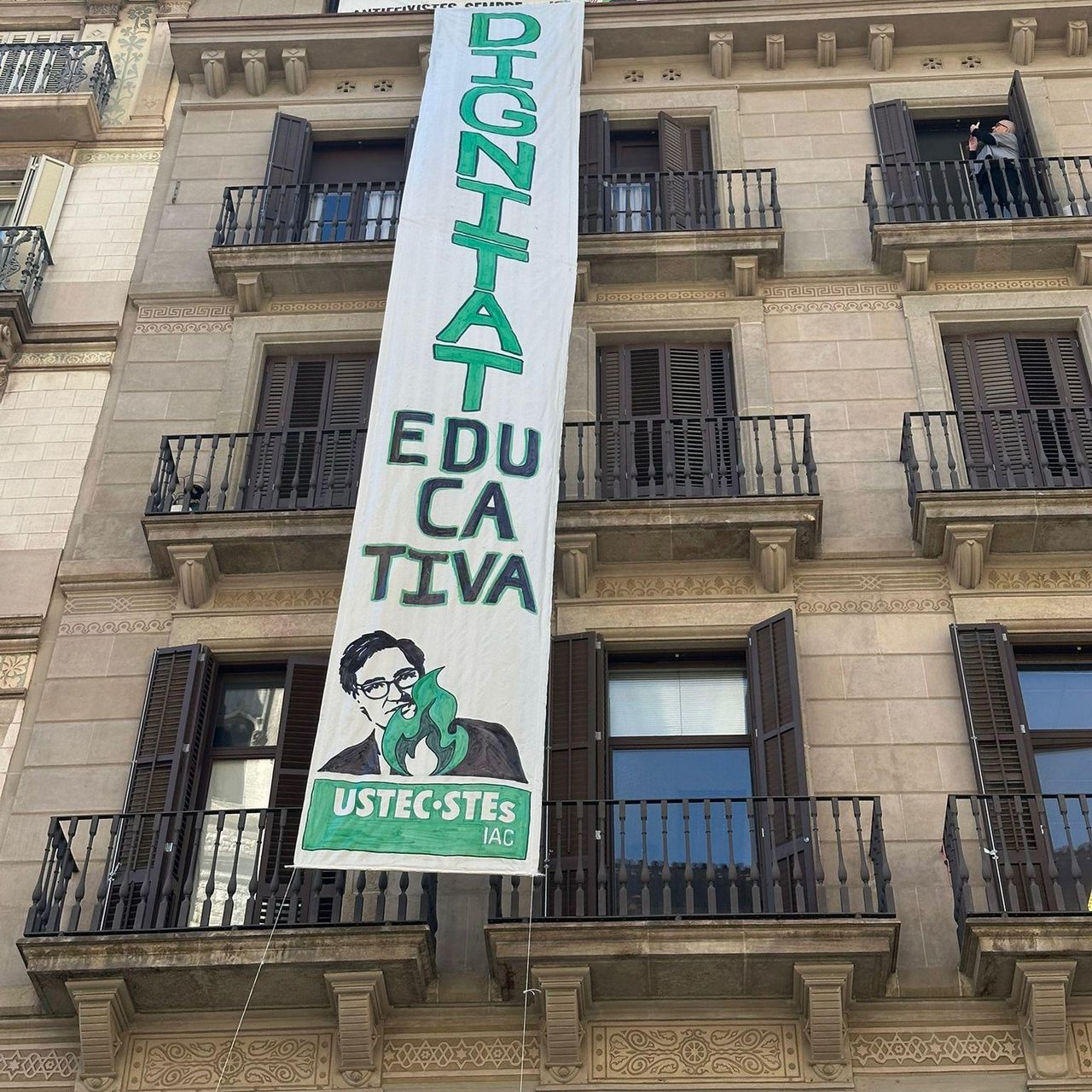Cartell penjat per USTEC durant la manifestació de docents