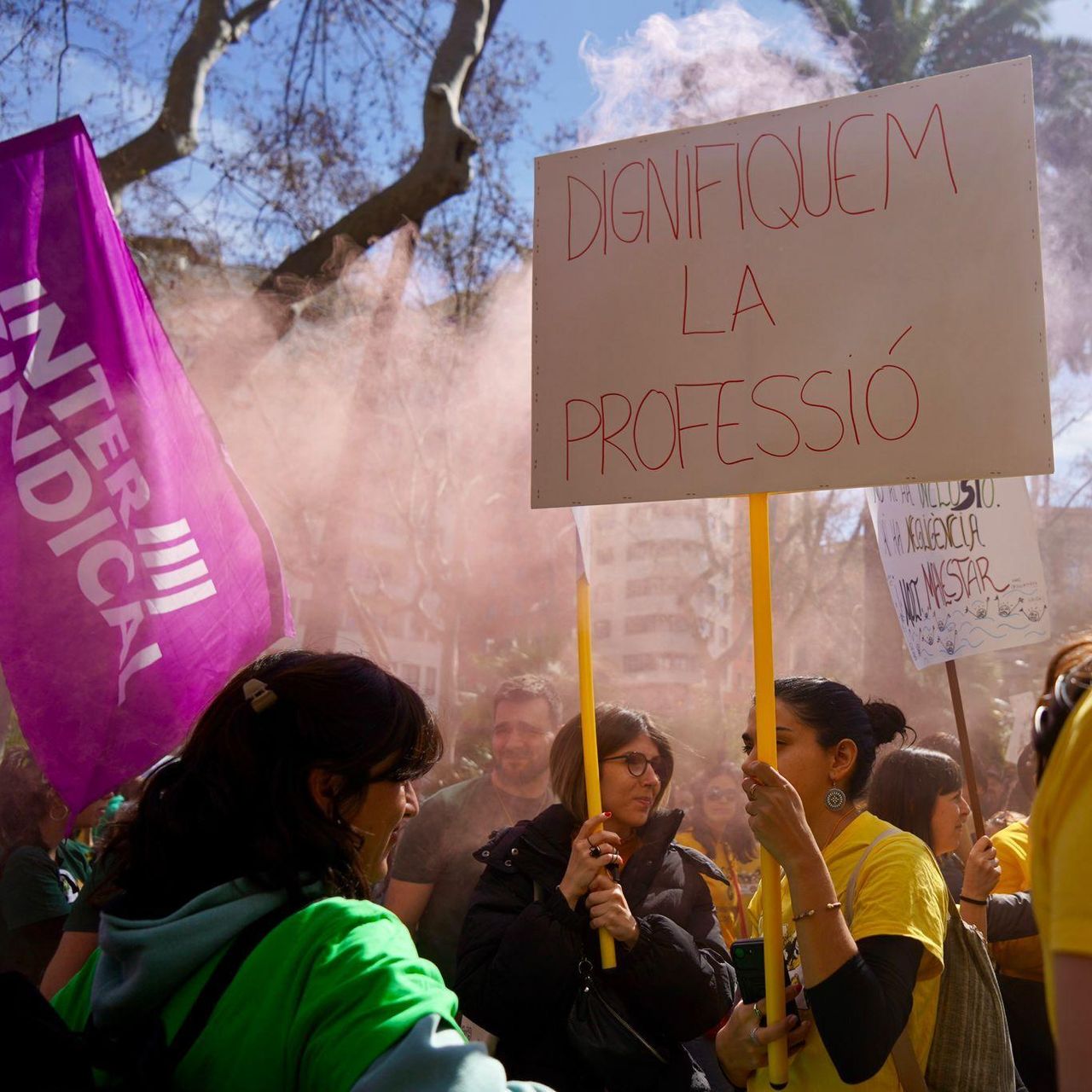 Milers de docents es manifesten al centre de Barcelona per exigir millores laborals