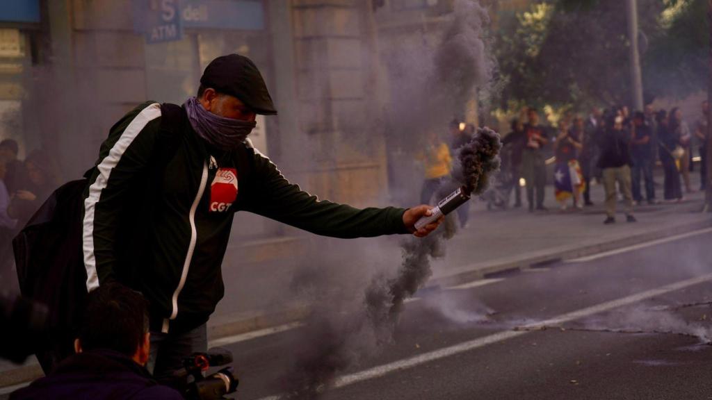 Milers de docents es manifesten al centre de Barcelona per exigir millores laborals