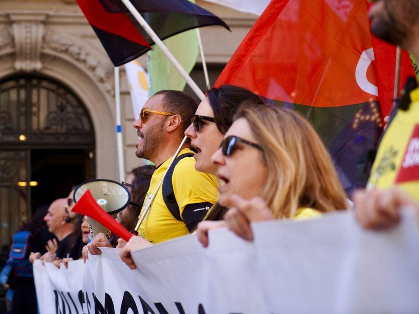 Milers de docents es manifesten al centre de Barcelona per exigir millores laborals