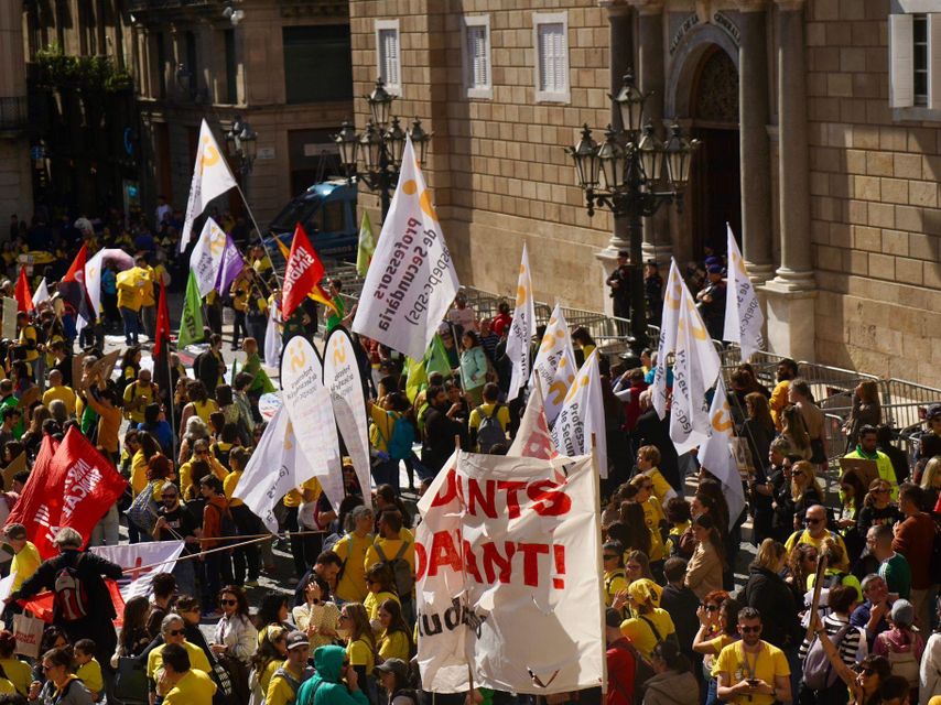 Milers de docents es manifesten al centre de Barcelona per exigir millores laborals