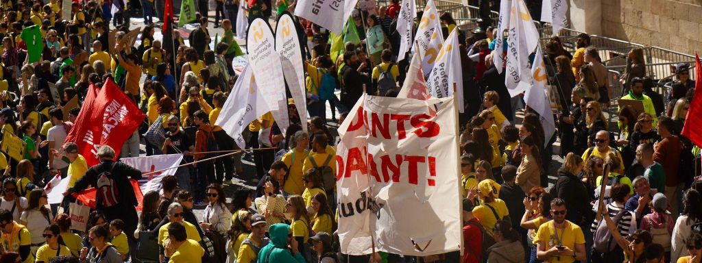 Milers de docents es manifesten al centre de Barcelona per exigir millores laborals