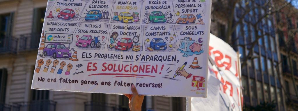 Milers de docents es manifesten al centre de Barcelona per exigir millores laborals
