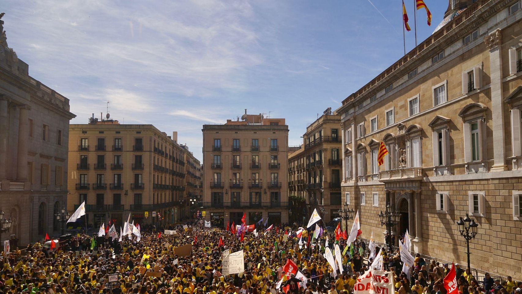 Miles de docentes se manifiestan en el centro de Barcelona para exigir mejoras laborales