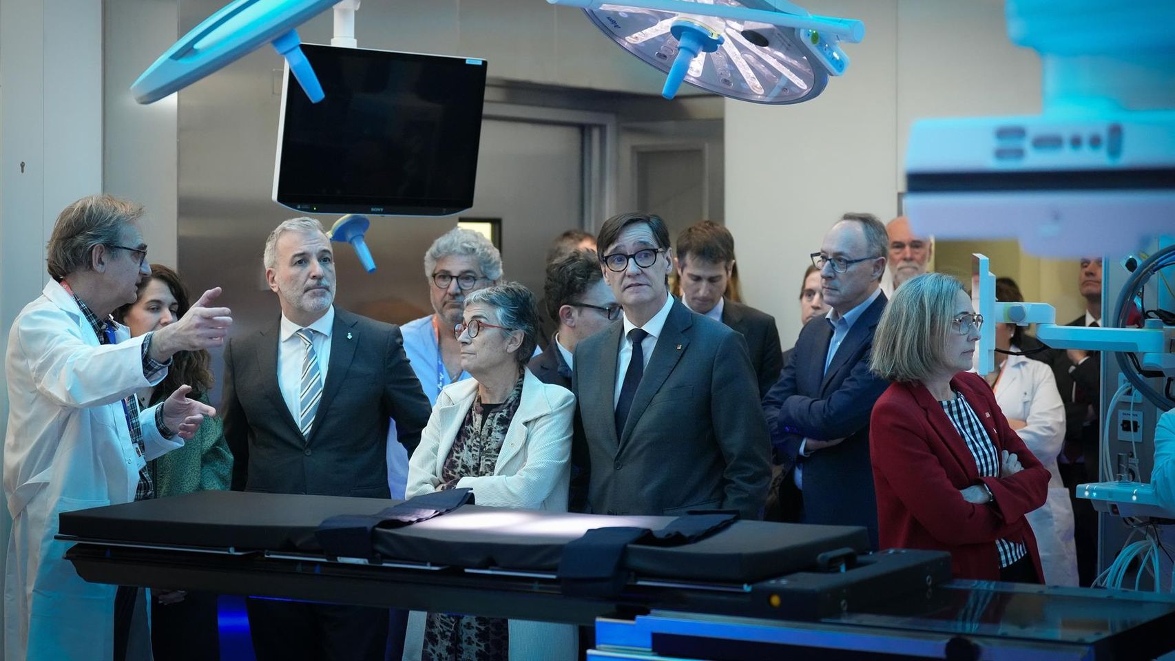 El president de la Generalitat de Catalunya, Salvador Illa (3d); el alcalde de Barcelona, Jaume Collboni (2i); la consellera de Salud de la Generalitat de Catalunya, Olga Pané (3i), y la presidenta del consorcio del hospital, Marga Esteve (1d).