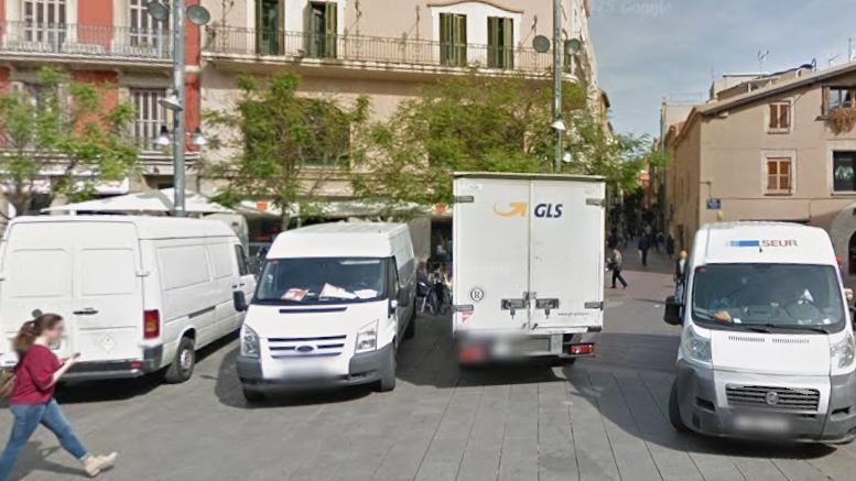 Coches en plena Plaça Vella de Terrassa en una imagen de archivo
