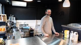 Alberto, el emprendedor que dejó su trabajo tras 20 años para montar una churrería: "Elegí Gràcia porque tiene espíritu para el pequeño comercio"
