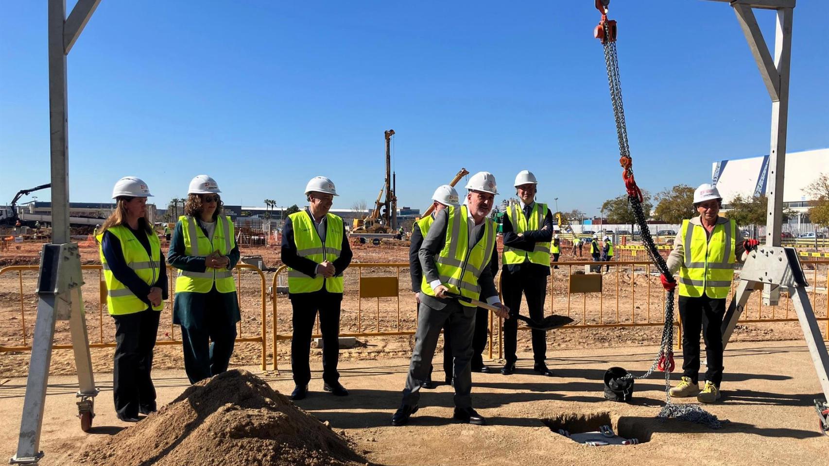 El alcalde de Barcelona, Jaume Collboni, junto al resto de autoridades, en el momento de colocar la primera piedra de la ampliación del Dfactory Barcelona