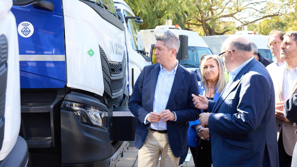 David Quirós, alcalde de L’Hospitalet, visita la nueva flota de vehículos de limpieza