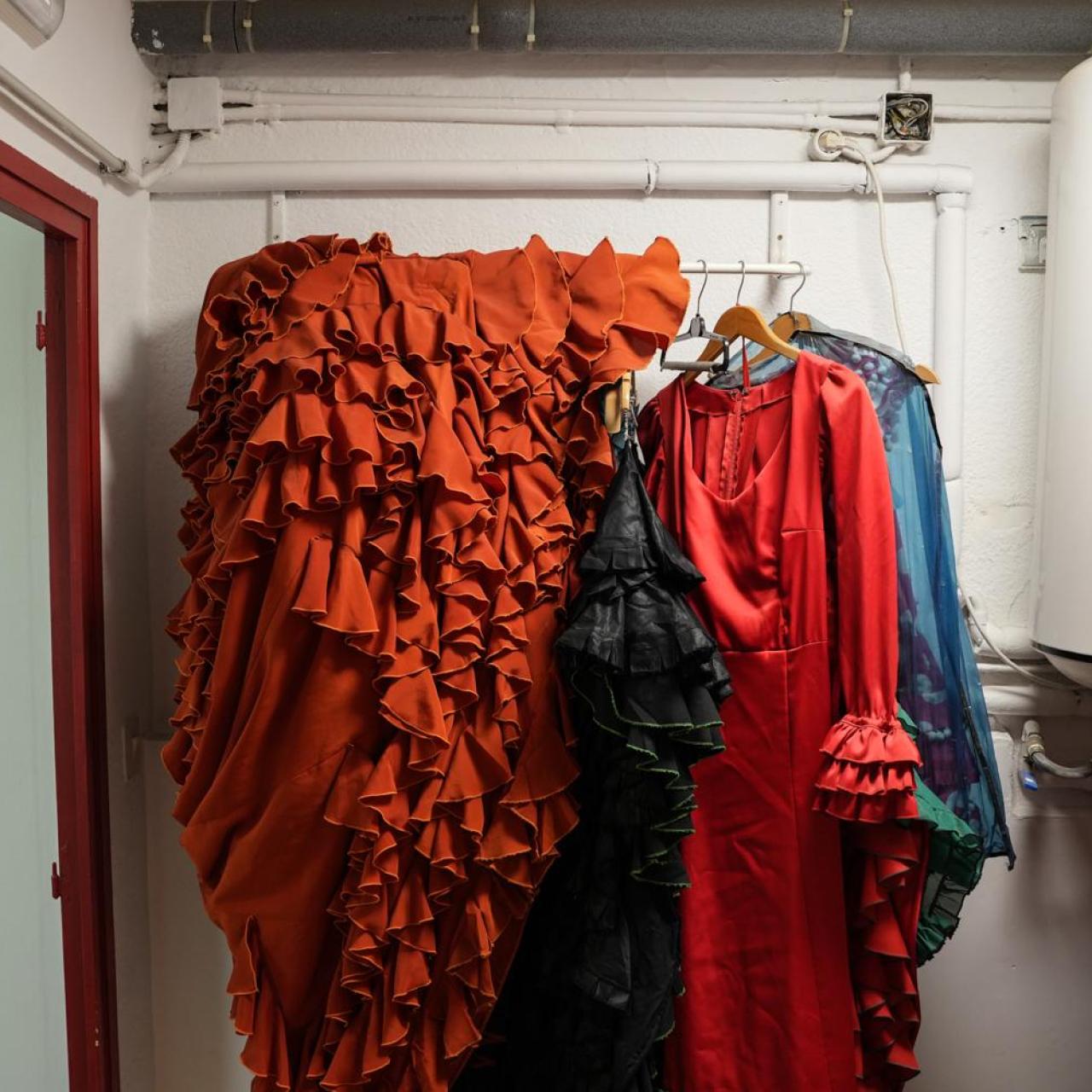 Vestidos colgados dentro de la escuela de La Tani