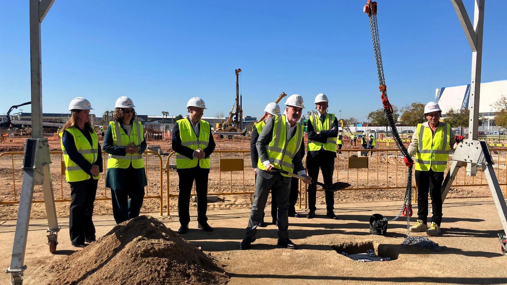 El alcalde de Barcelona, Jaume Collboni, junto al resto de autoridades, en el momento de colocar la primera piedra de la ampliación del Dfactory Barcelona