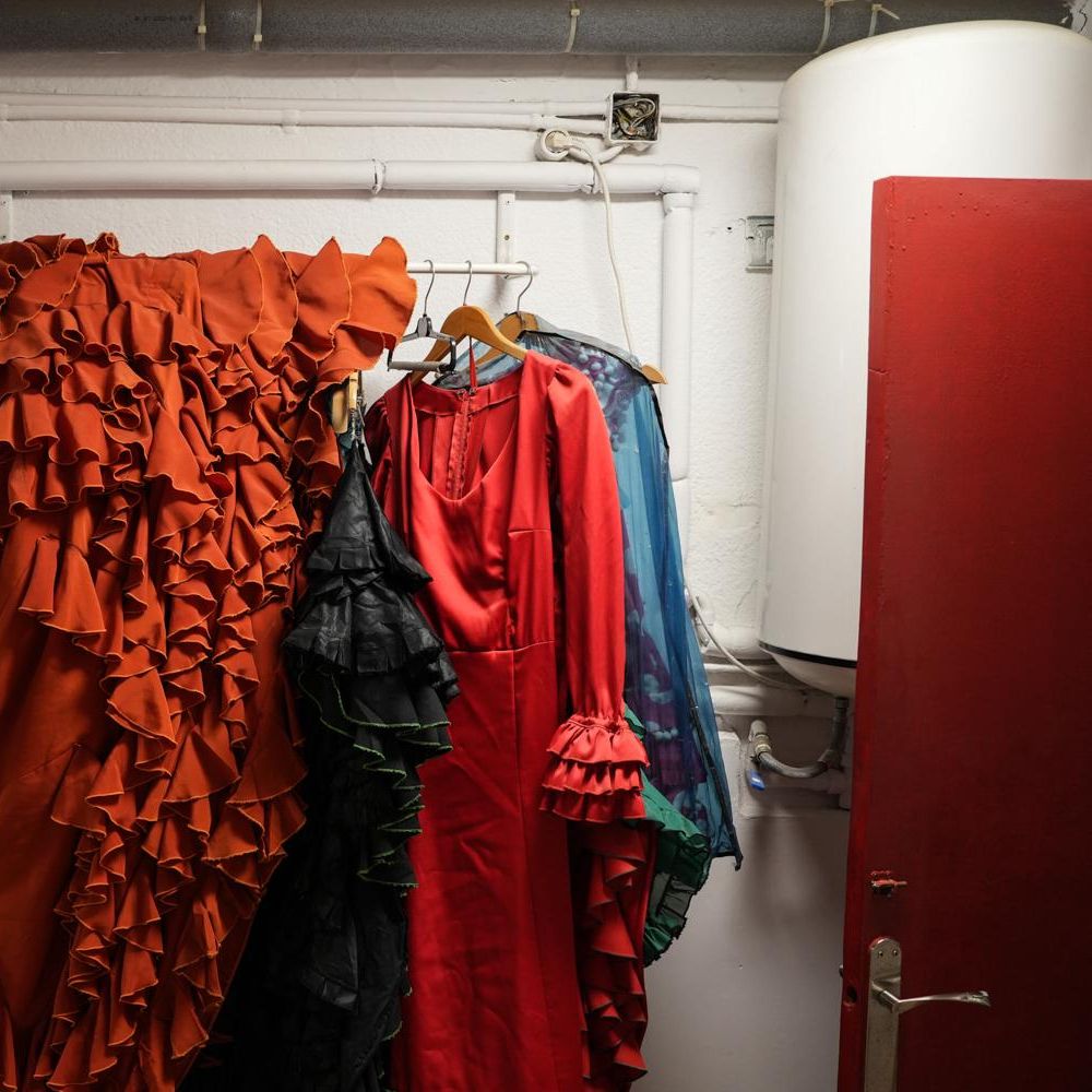 Vestits penjats dins de l'escola de la Tani